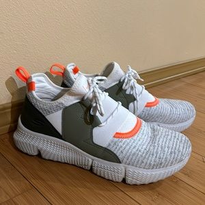 Sketchers Man's EUC water repellent sneakers size 10.5